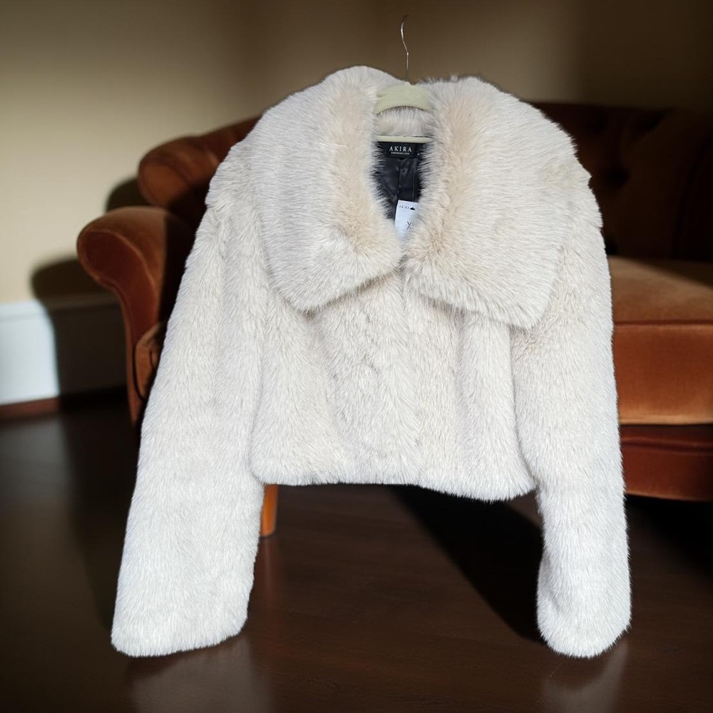 AKIRA NWT Stunning Cream Faux Fur Collared Cropped Lined Teddy Jacket (0723) - Picture 13 of 13